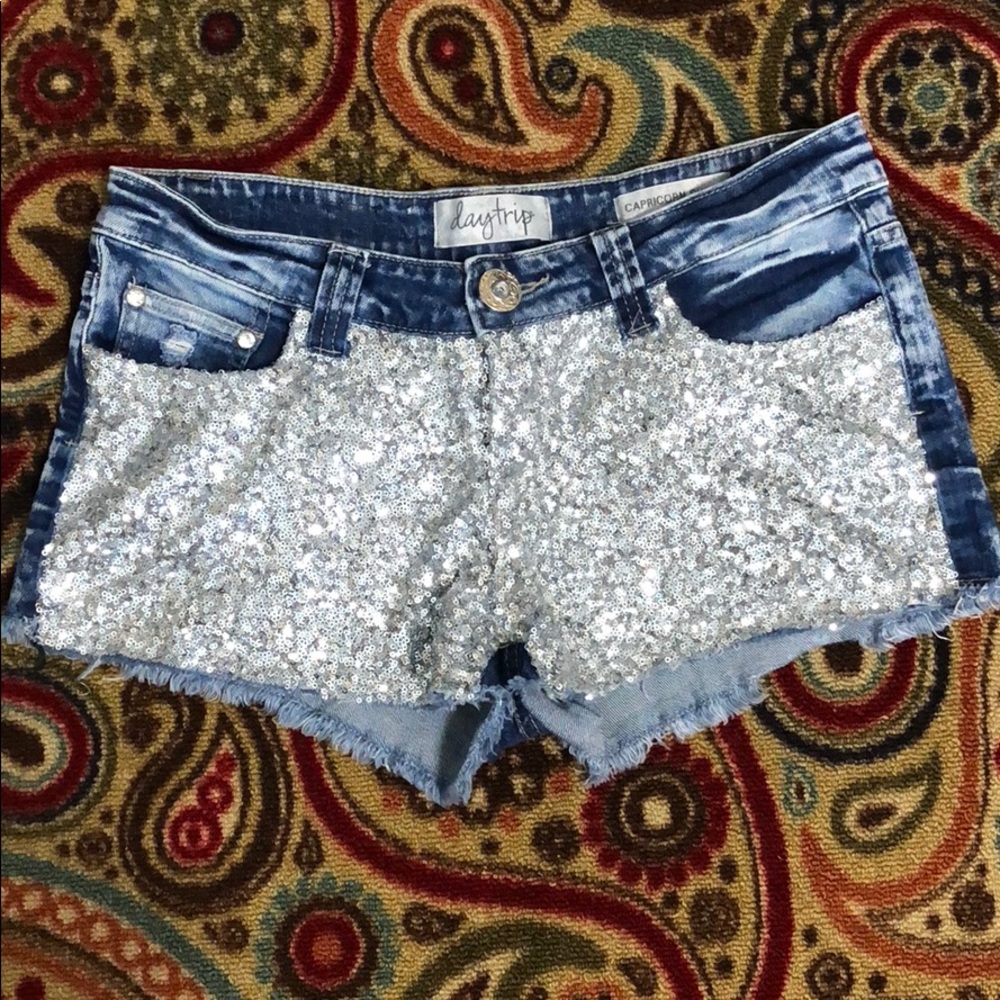 Buckle Exclusive Shorts